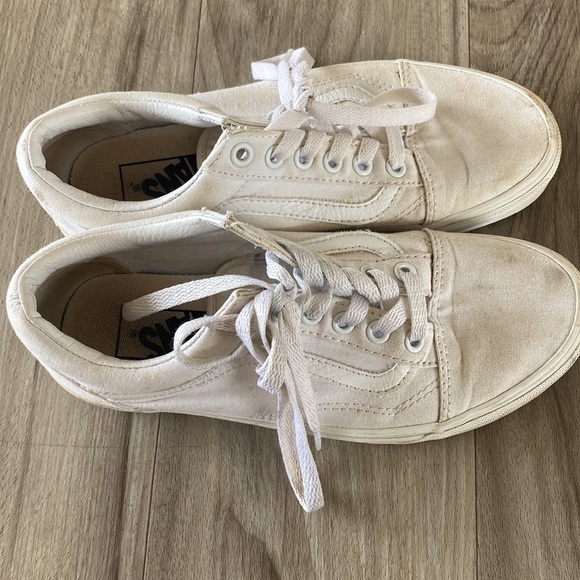 White vans - Picture 2 of 4